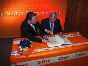 Ministerpräsident Volker Bouffier mit Bürgermeister Markus Haas beim Eintrag ins Goldene Buch der Gemeinde Waldbrunn. (Foto: NOKZEIT)   
